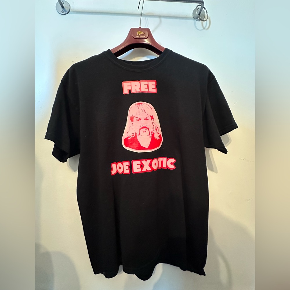 Novelty T-shirt. Free Joe exotic.